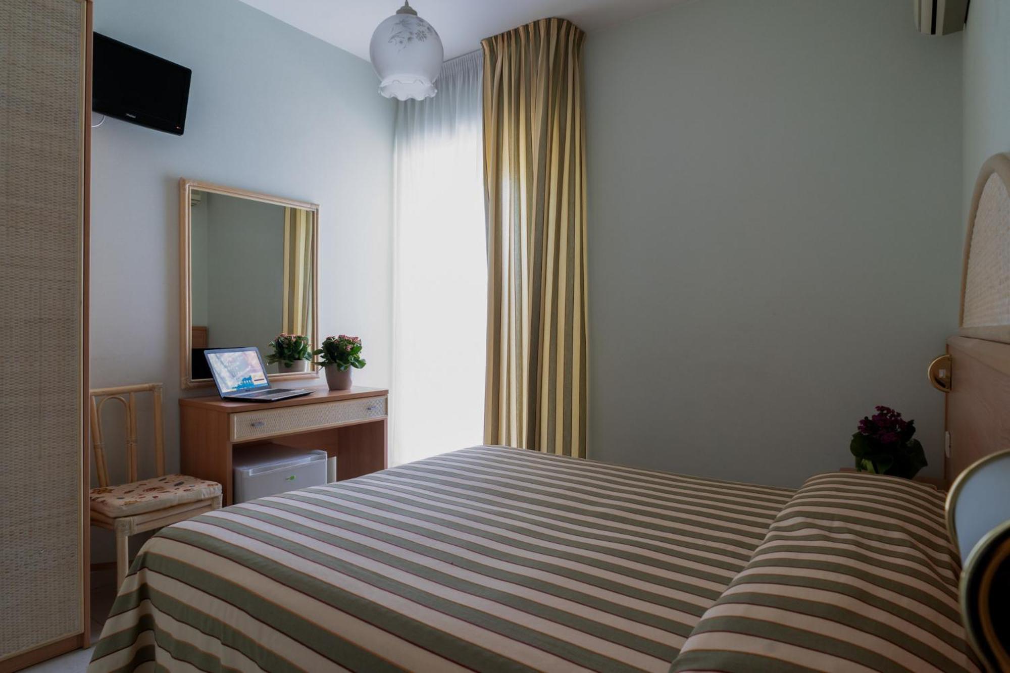 Hotel Jollino Пінето Екстер'єр фото
