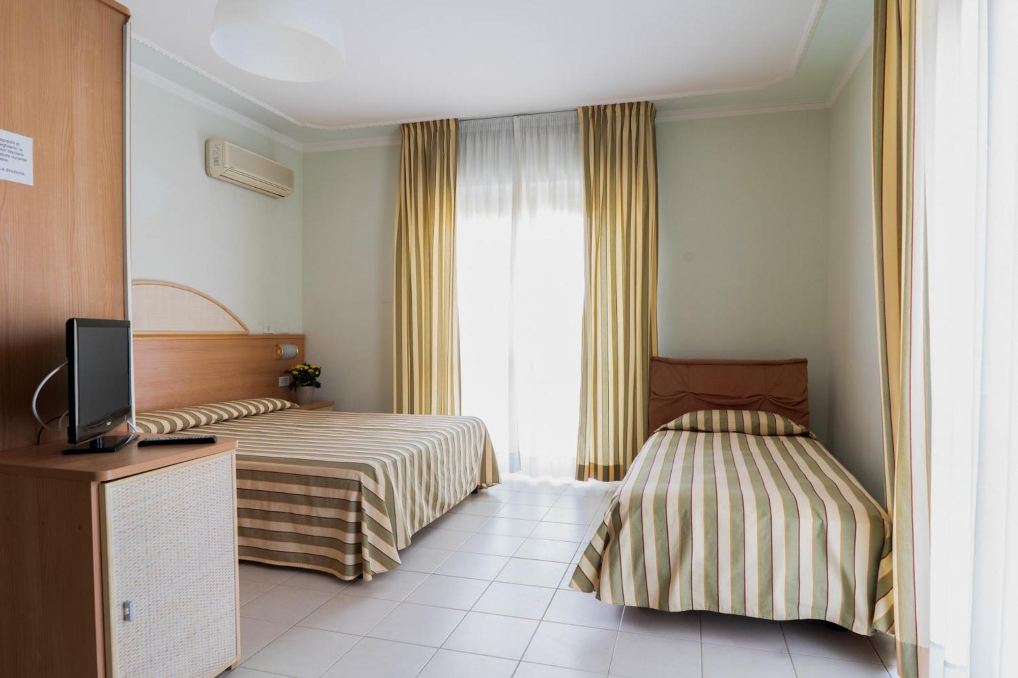 Hotel Jollino Пінето Екстер'єр фото