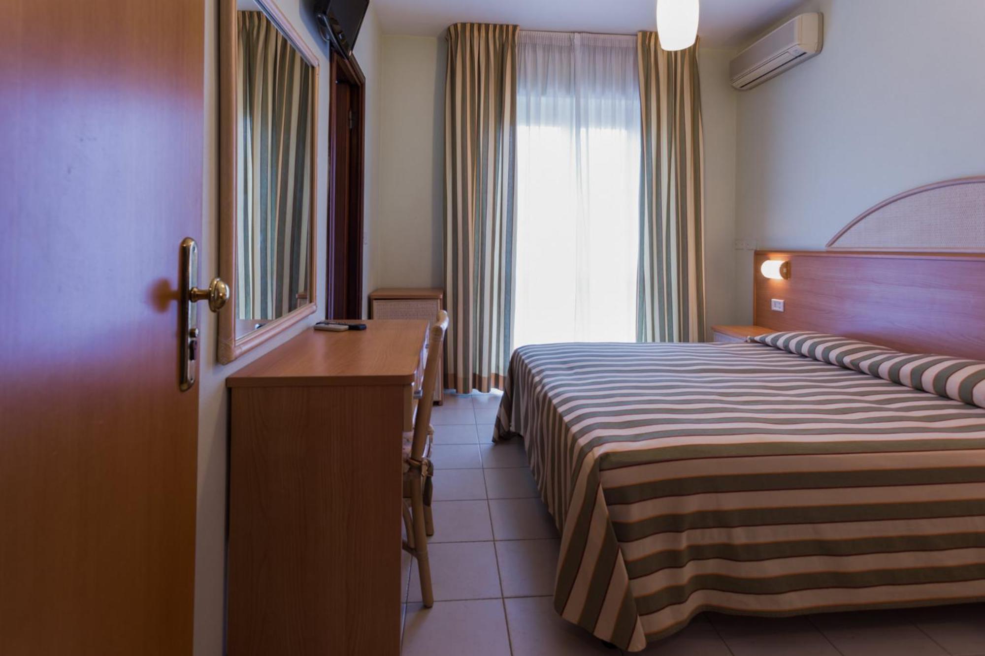 Hotel Jollino Пінето Екстер'єр фото